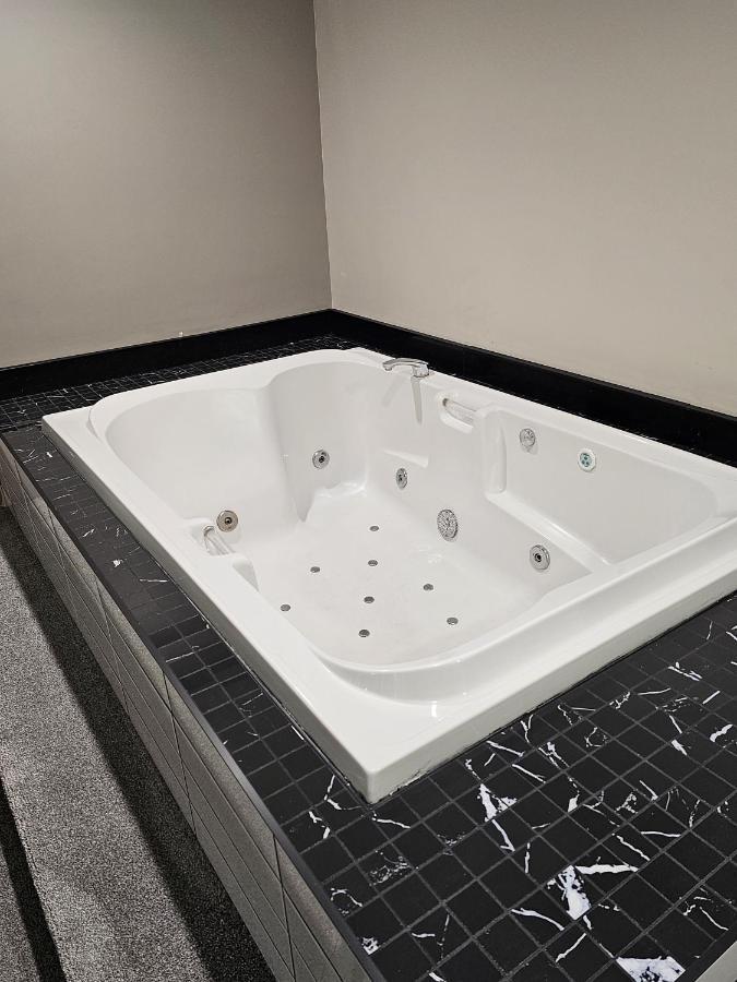 Western Budget Motel #1 Leduc/Nisku Экстерьер фото